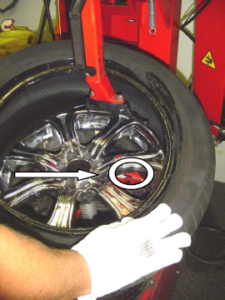 Remplacement de la valve d'un pneu de voiture - Tutoriel de